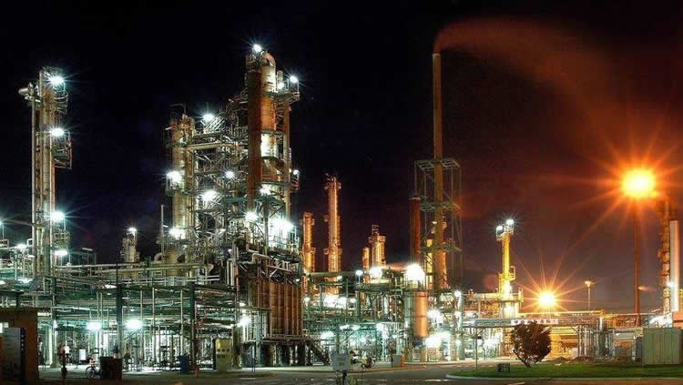 Acta de infracción por humo negro a una refinería en el sector portuario
