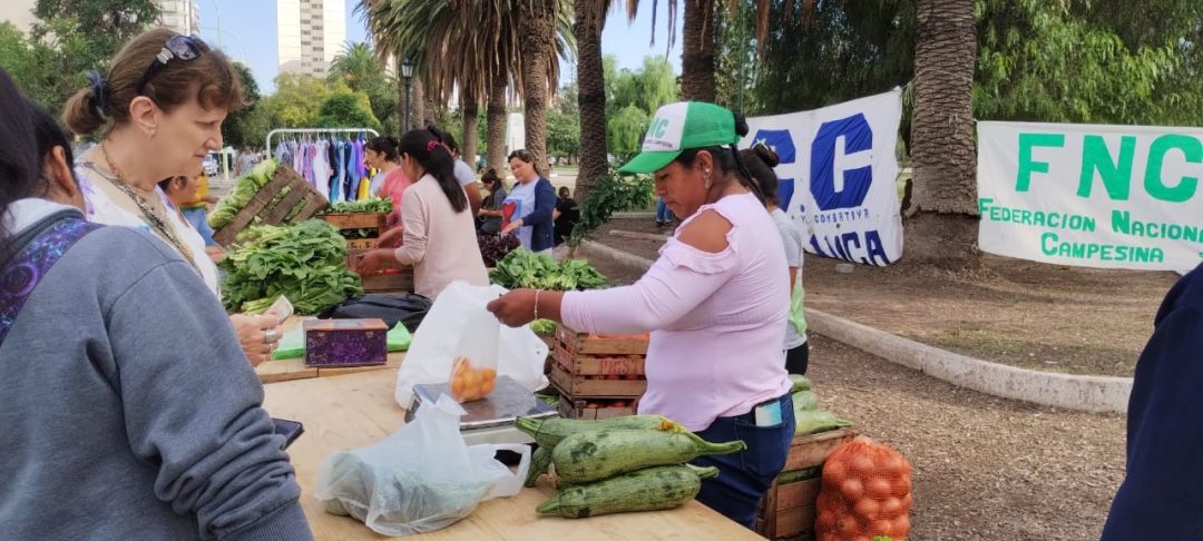 Verdurazo en la Plaza Rivadavia: productores vendieron a precio de costo