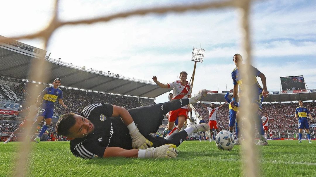 Lo que no mostró la TV: apareció una foto inédita de la gran polémica del Superclásico entre Boca y River