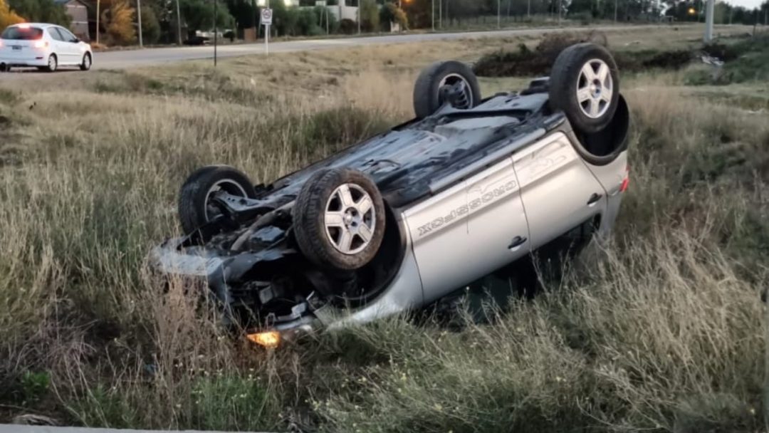 Manejaba totalmente borracho y volcó