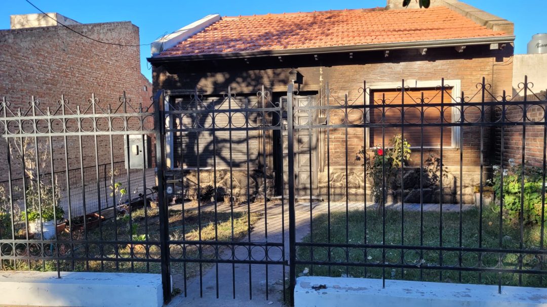 Prendieron fuego una casa con una bomba Molotov