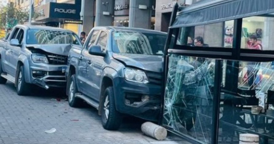 Chocaron dos camionetas. Una rompió vidriera de una cafetería