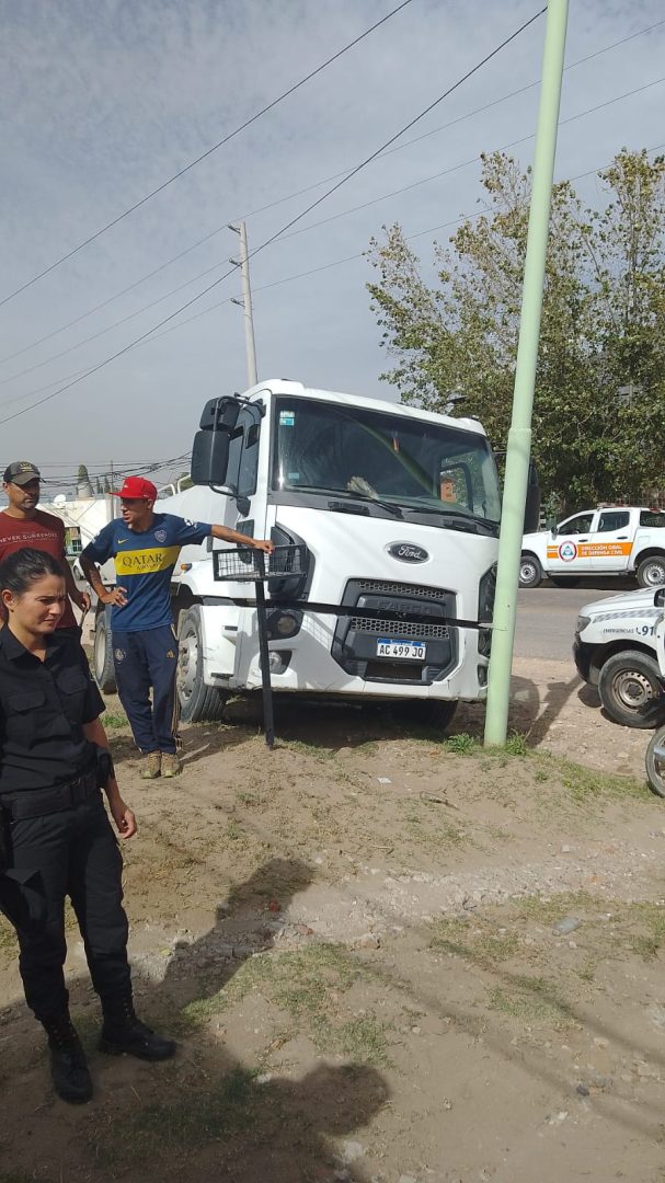 Falleció un camionero tras chocar contra un poste y sufrir paro cardíaco