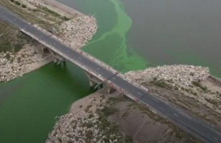 dique paso piederas algas verde video drone