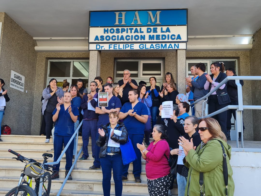 Crisis hospitalaria: trabajadores realizaron “aplauso” solidario ante la situación que atraviesan