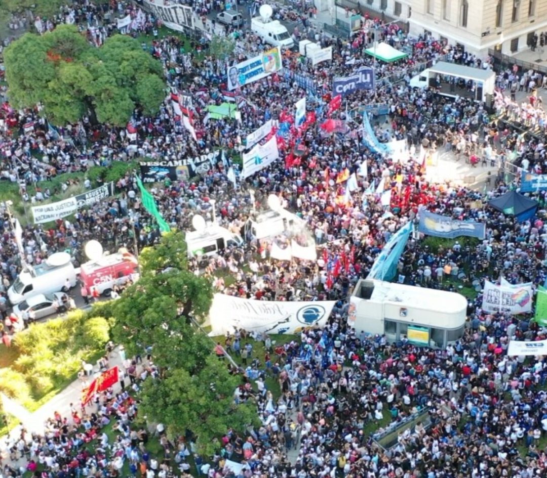 Multitudinaria marcha Universitaria en CABA, en oposición al recorte presupuestaria