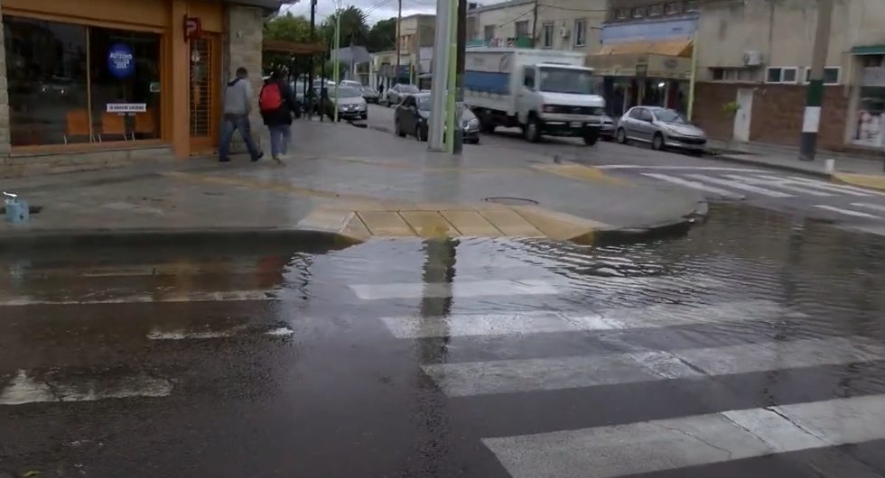 La obra de Villa Mitre: otra vez se inundó la semipeatonal