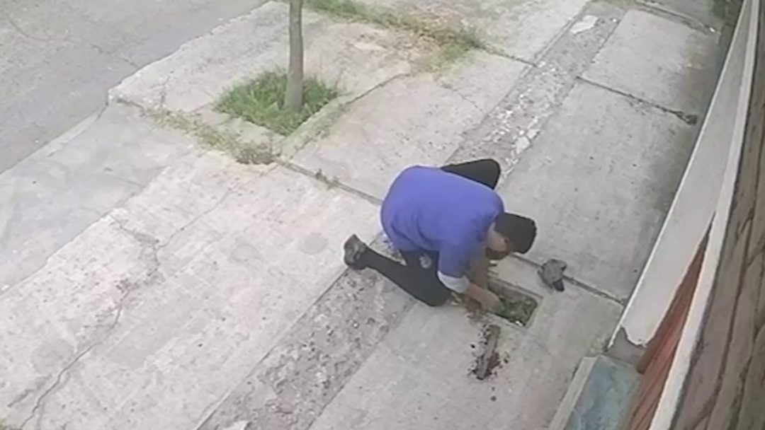 Así roban los medidores de agua: ocurrió en el barrio Mariano Moreno