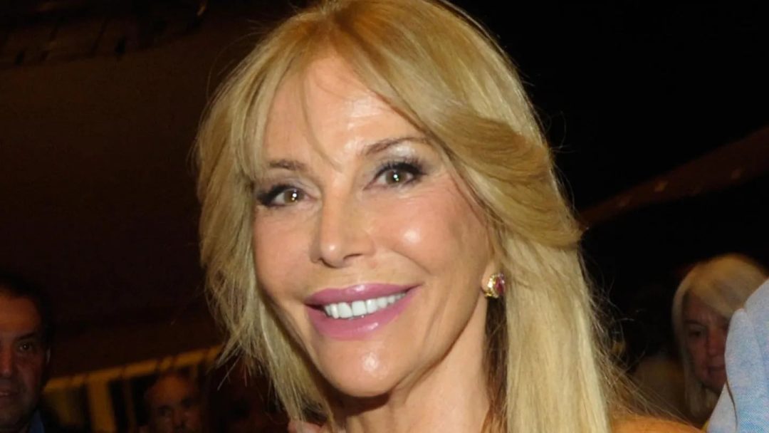 A los 71 años, Graciela Alfano se filmó con una microbikini estampada underboob y lentes de sol desde la playa