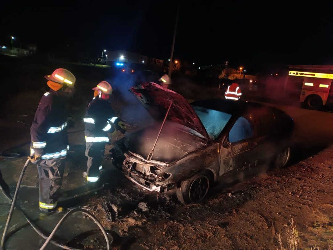 Se prendió fuego un auto estacionado