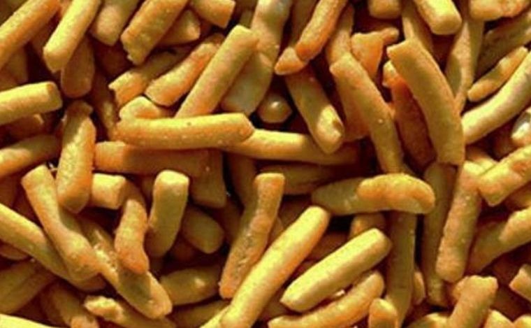 Snacks peligrosos: ANMAT prohíbe consumo de unos palitos salados, maníes y tabla de picadas