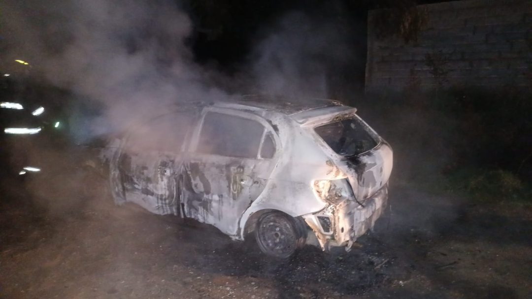 El fuego consumió un auto estacionado en la vereda