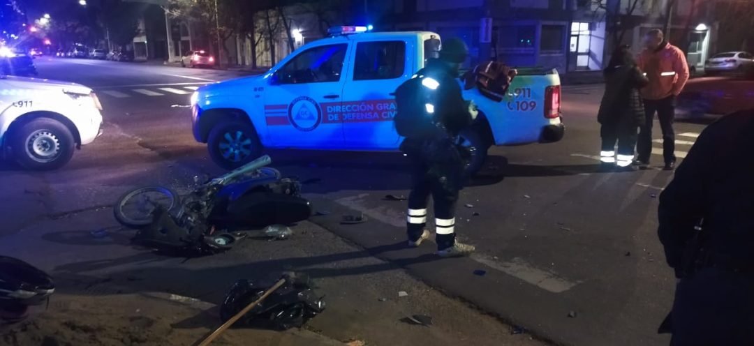 Un motociclista herido tras chocar con una camioneta
