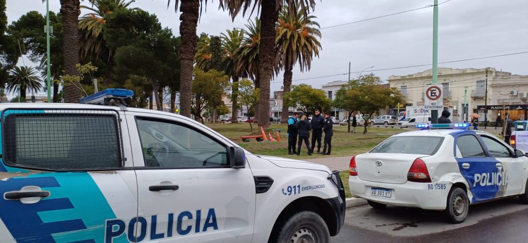 Encontraron a un hombre sin vida en la plaza de Villa Mitre