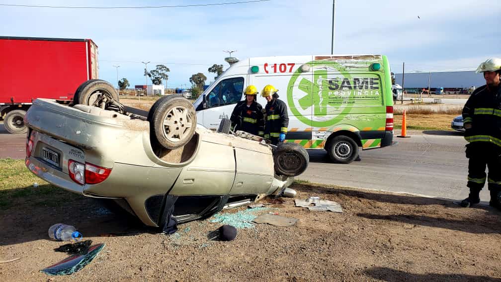 Fuerte vuelco en la ruta 3: dos personas resultaron heridas