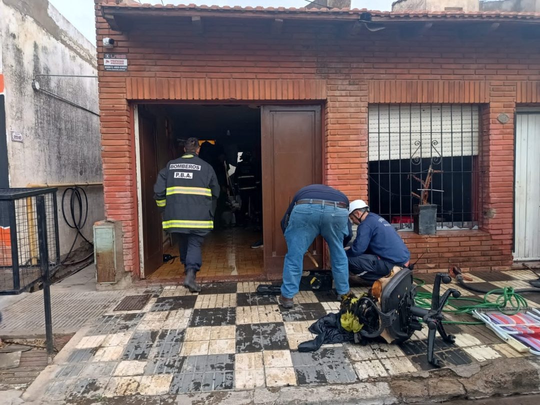 Un hombre en grave estado tras quedar atrapado en el incendio que afectó su vivienda.