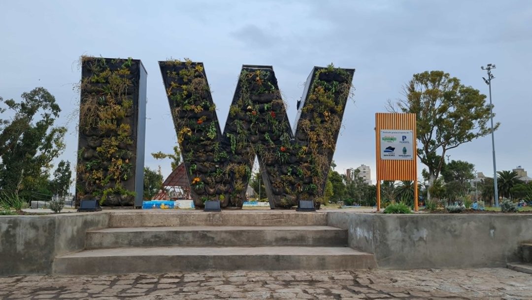 Inauguraron el Muro Verde en White con las iniciales de la comunidad
