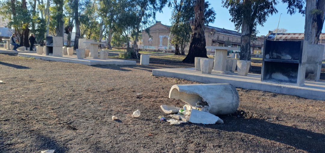 Vandalismo en el parque Noroeste: rompieron mesas y bancos del lugar