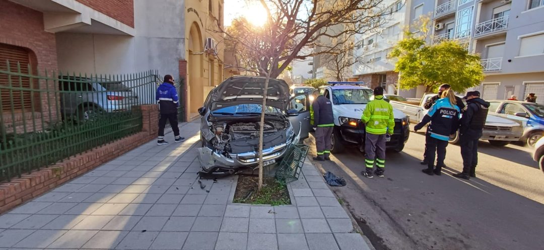 Se descompensó, perdió el control del vehículo y terminó impactando contra un cesto de basura