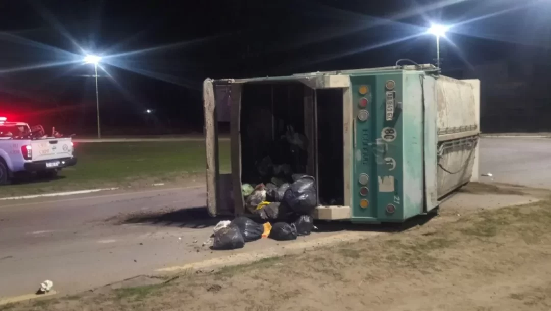 Un camión recolector de residuos volcó en Láinez e Indiada
