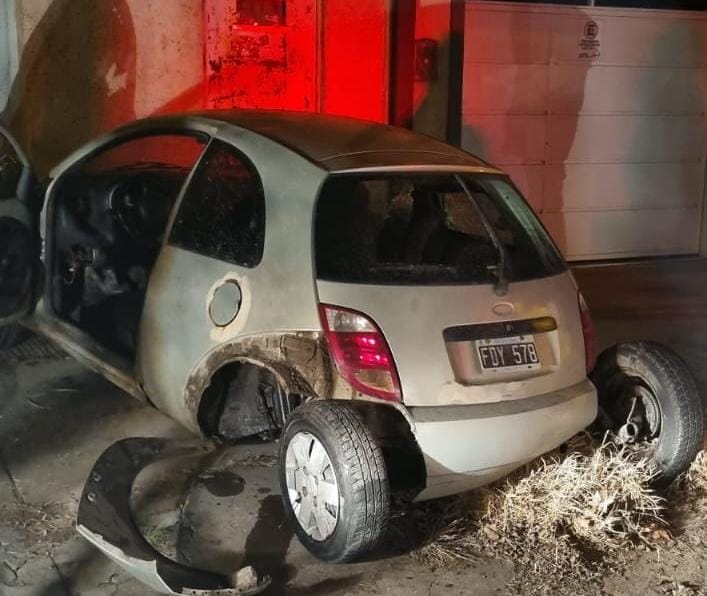 Por una mala maniobra, se incrustó contra una casa