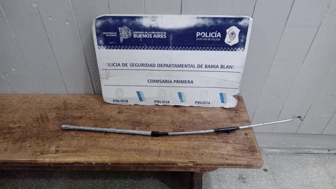 Detuvieron a un hombre que atacó a otro hombre con un fierro