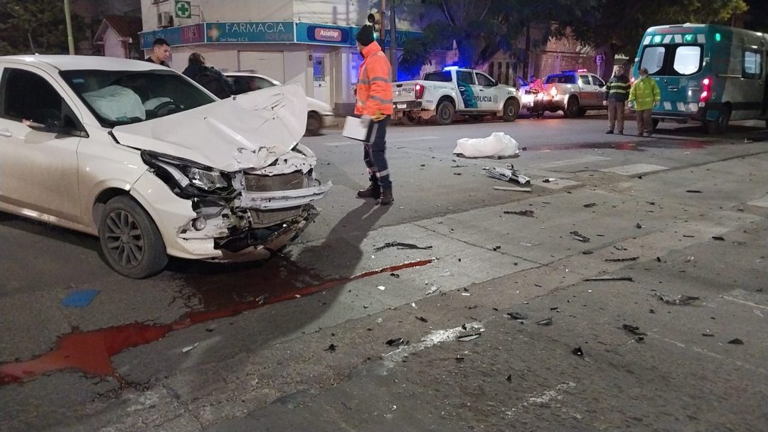 Un motociclista alcoholizado chocó contra un auto