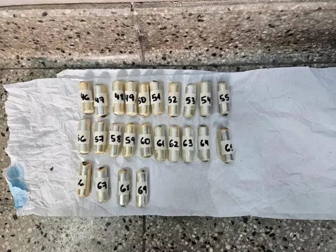 Dos hombres viajaban en un colectivo con más de 200 cápsulas de cocaína en el estómago: fueron detenidos