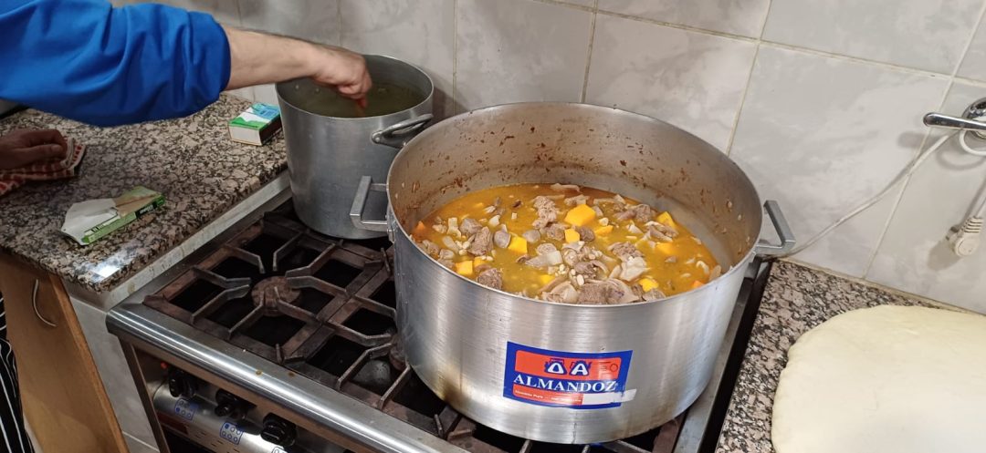 La iglesia Santa Teresita preparó el típico locro del 9 de Julio