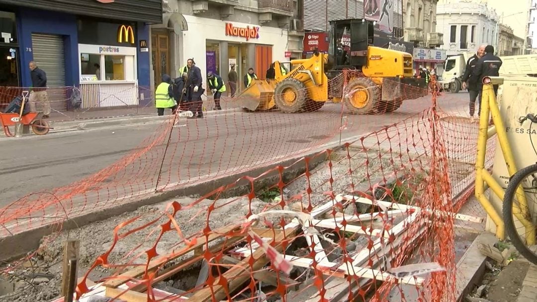 Cortaron el tránsito para retirar los escombros de la semipeatonal de Donado