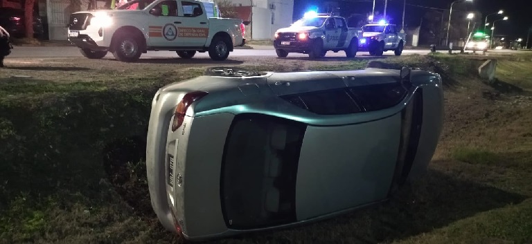 Perdió el control del auto y volcó