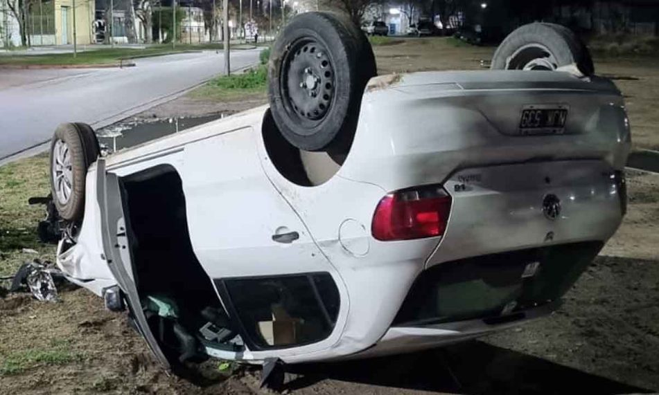 Manejaba alcoholizado, chocó y terminó volcando