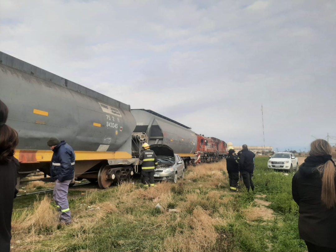 Sigue internada, con múltiples fracturas, la automovilista que fue embestida por un tren
