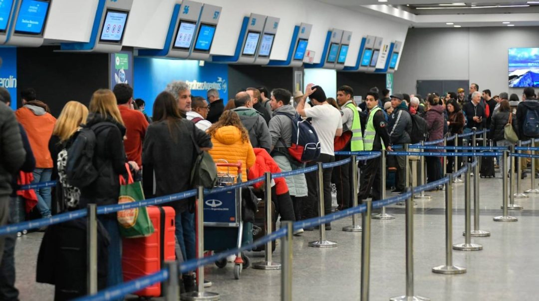 Antes del paro de los gremios aeronáuticos, el Ejecutivo firmó el decreto que declara esencial el servicio
