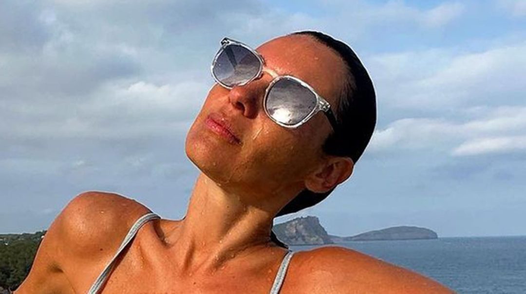 Pampita adelanta el verano 2025 con su microbikini celeste pastel que es furor este año en Europa