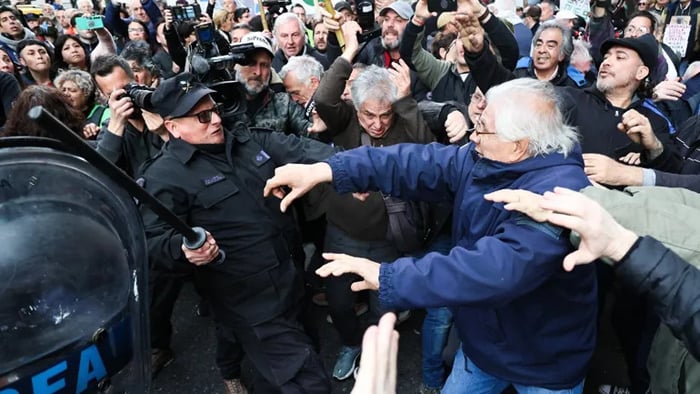 Ante el veto a las jubilaciones se producen serios incidentes en el Congreso