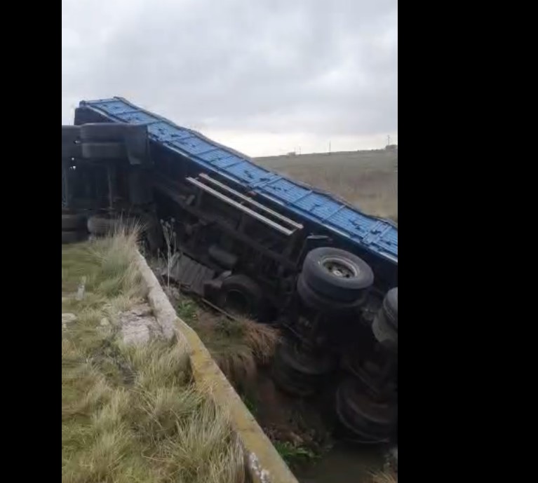 Vuelco de un camión en Ruta 51