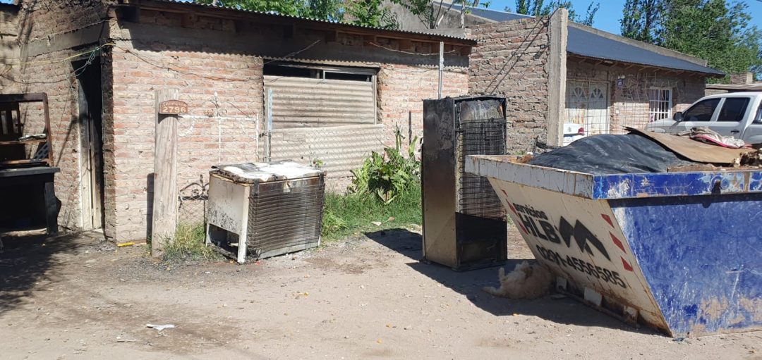 Brasas mal apagadas provocaron el incendio total de una vivienda
