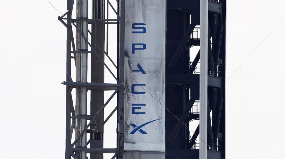 SpaceX de Elon Musk celebró los 100 despegues de su cohete lanzando satélites espías: “Una misión clandestina”