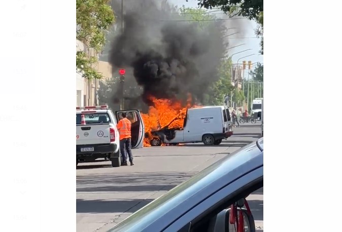 Incendio de una utilitaria en el macrocentro bahiense