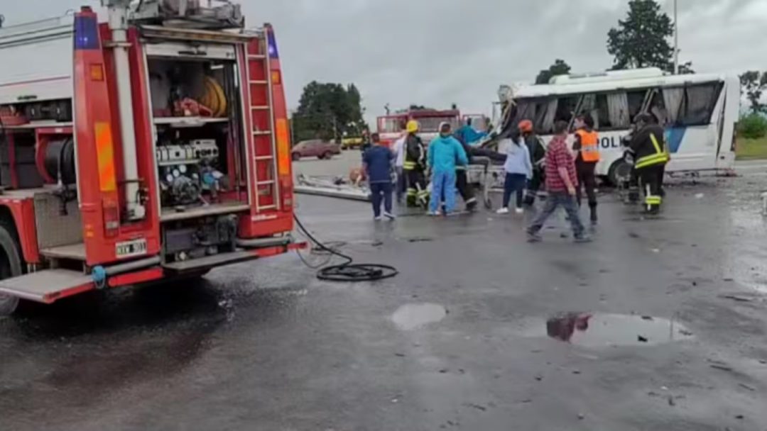 4 policías de Bahía Blanca fallecieron tras un choque entre un colectivo de traslados y un camión cisterna