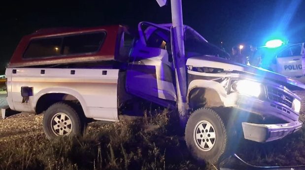 Le robó la camioneta al padre, lo persiguió la policía por la ruta 33 y terminó incrustado contra una columna