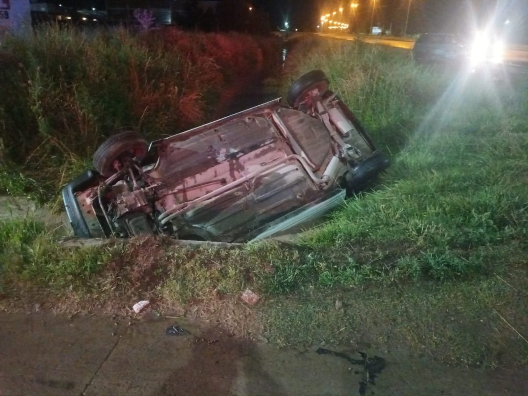 Despistó y terminó en una zanja