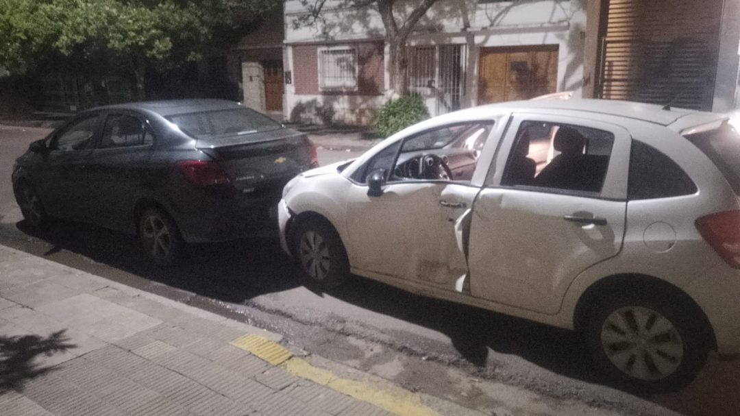 Fuerte choque entre un auto y una moto