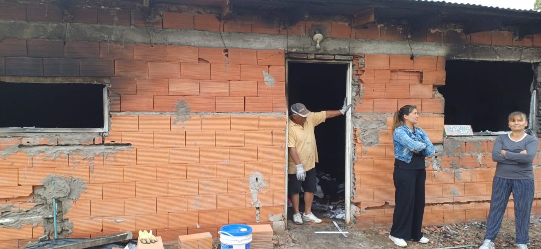 Un incendio los dejó sin nada: las llamas destruyeron una vivienda en Ingeniero White