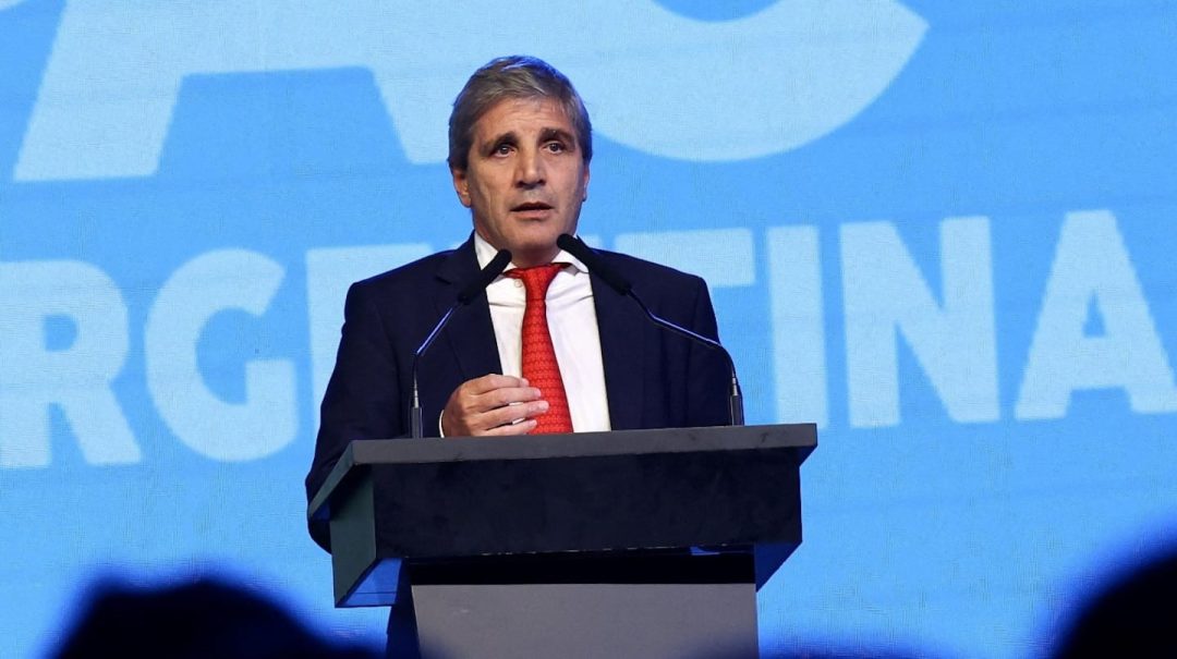 Luis Caputo anunció que el acuerdo con el FMI será por 20.000 millones de dólares