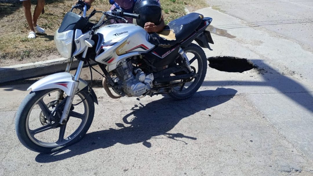 Un hombre se accidentó con su moto en un pozo de desagüe sin señalizar