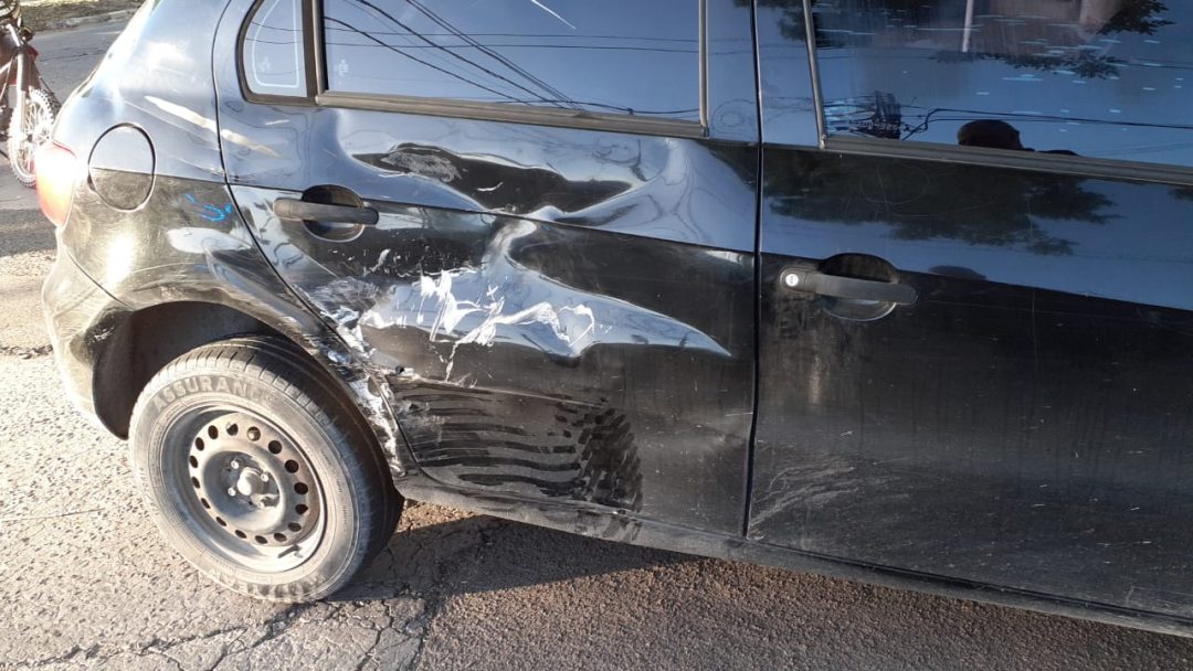 Un motociclista chocó contra un auto y terminó en el hospital