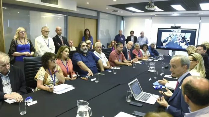 Tensión con los gremios docentes: el Gobierno les ofreció un salario básico de $500.000 y no hubo acuerdo