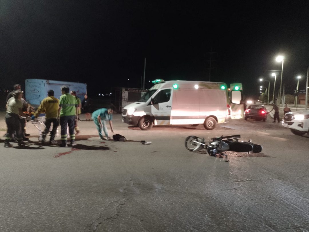 Accidente en Ingeniero White: un motociclista terminó hospitalizado tras chocar contra un auto